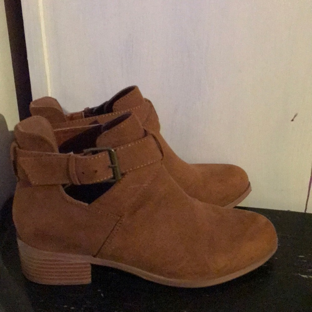 cute ankle boots size 6, barely ever worn.